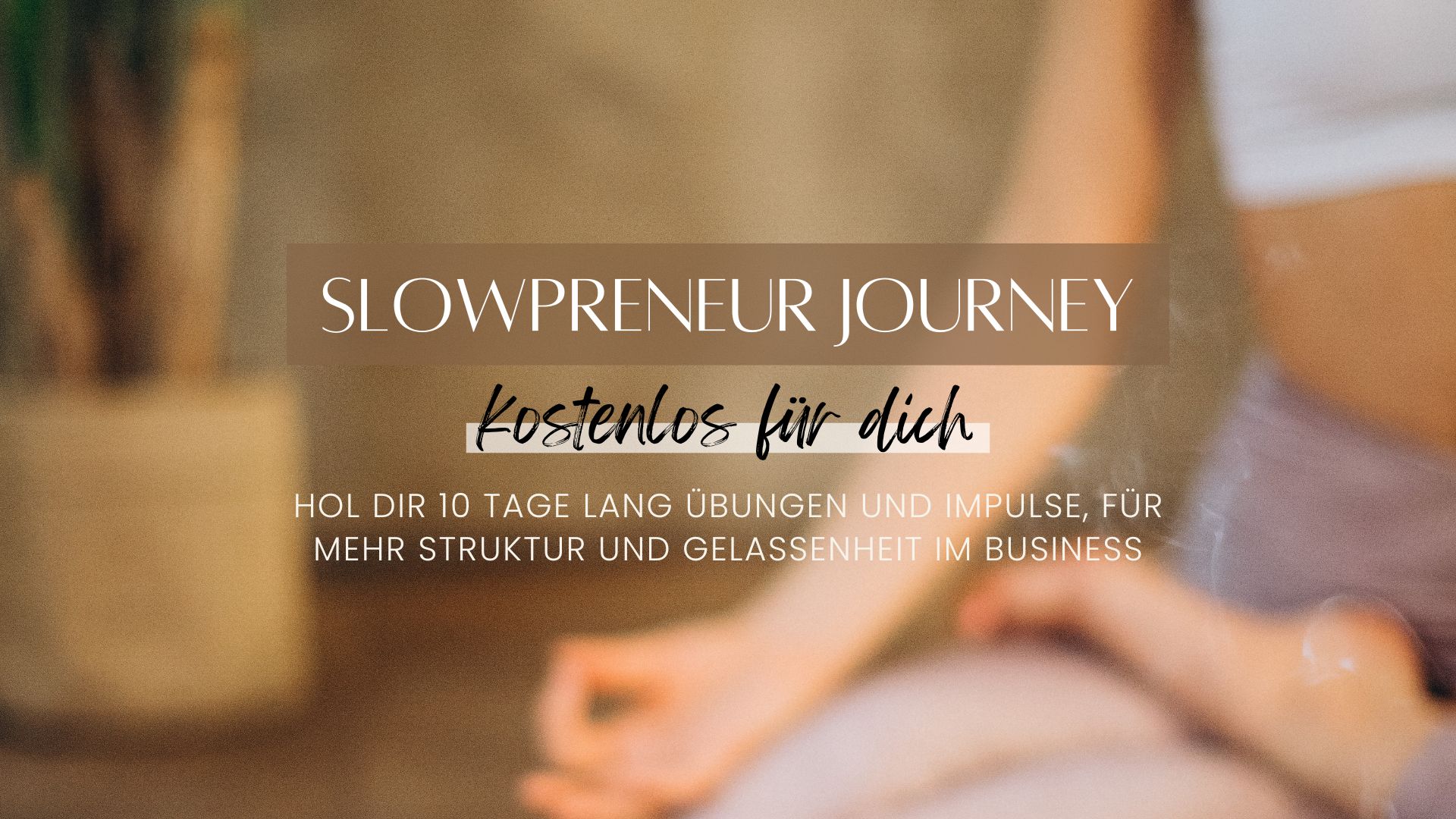 Die Slowpreneur Journey ist ein kostenloses Produkt von mir. Hol dir 10 Tage lang Übungen und Impulse, für mehr Struktur und Gelassenheit im Business. Trage dich ein und starte deine Reise zu einem entspannteren Alltag als Unternehmerin!